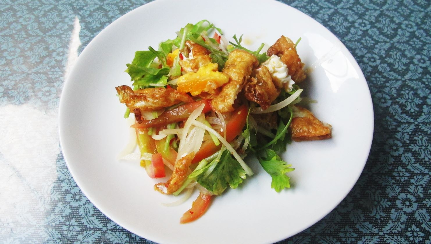 KitchenAholics Fried egg spicy salad