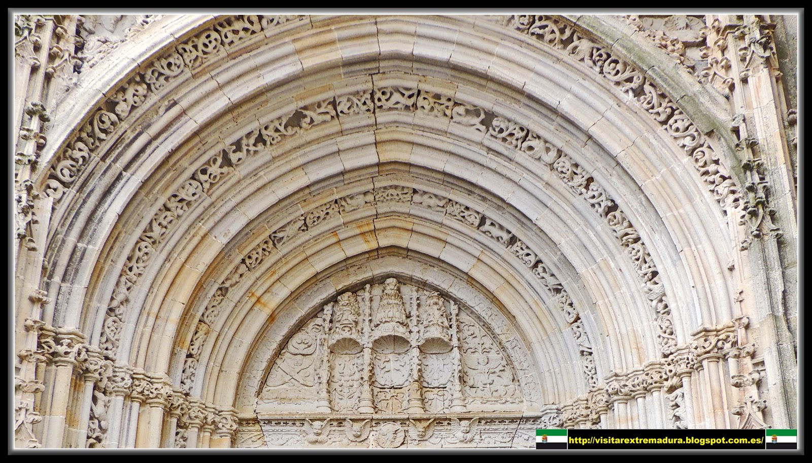 Coria. Catedral. Puerta del Evangelio. Tímpano y arquivoltas.
