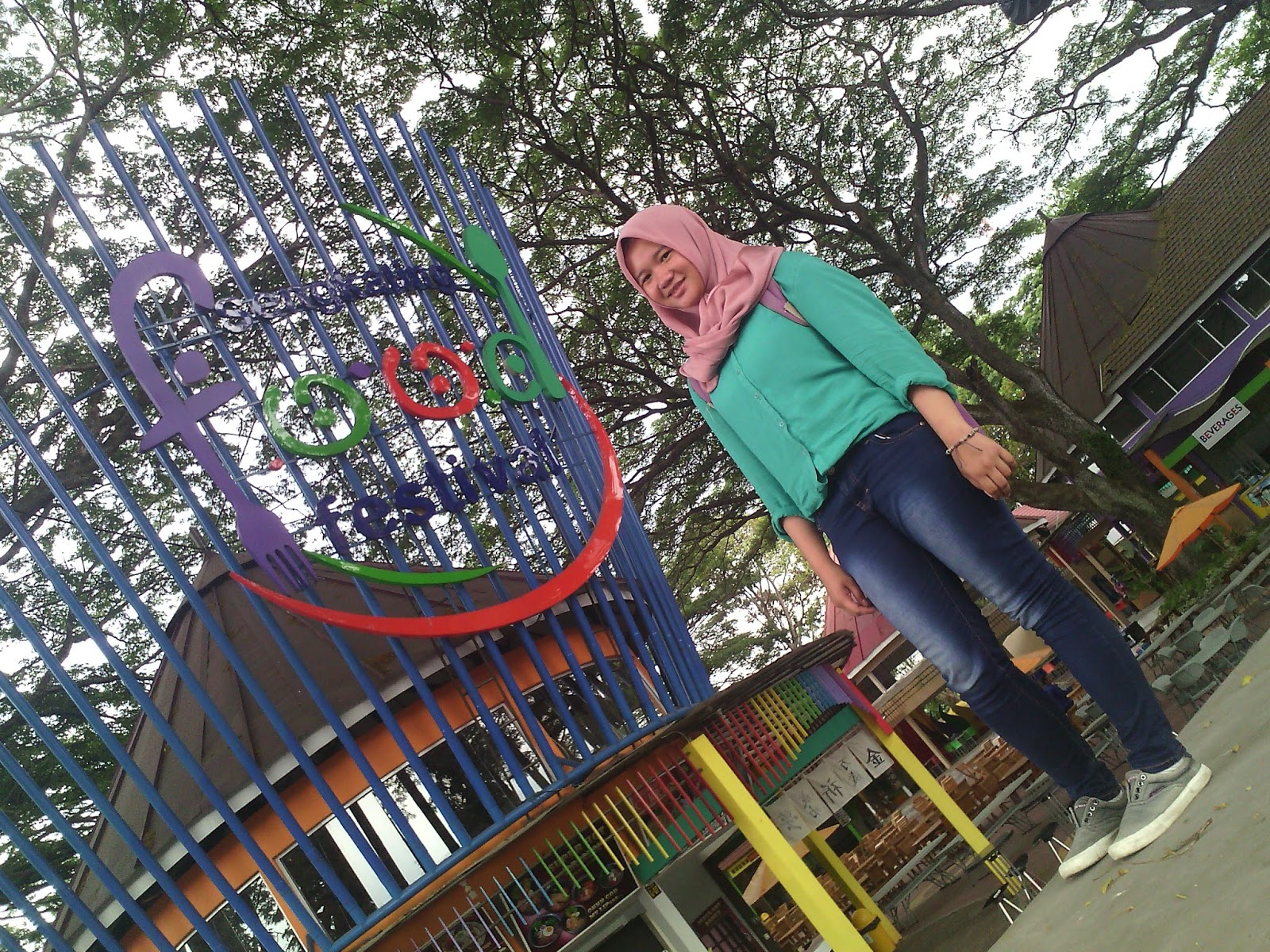 Blog Novi Oktober 2015 Konsep penggabungan Wisata Kuliner dengan Taman Rekreasi didukung pengaturan Site Plan Desain Gedung Penataan Outlet dan Lighting System yang mumpuni