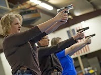 VIDEO - EE.UU.: más y más mujeres aprenden a disparar y portan armas