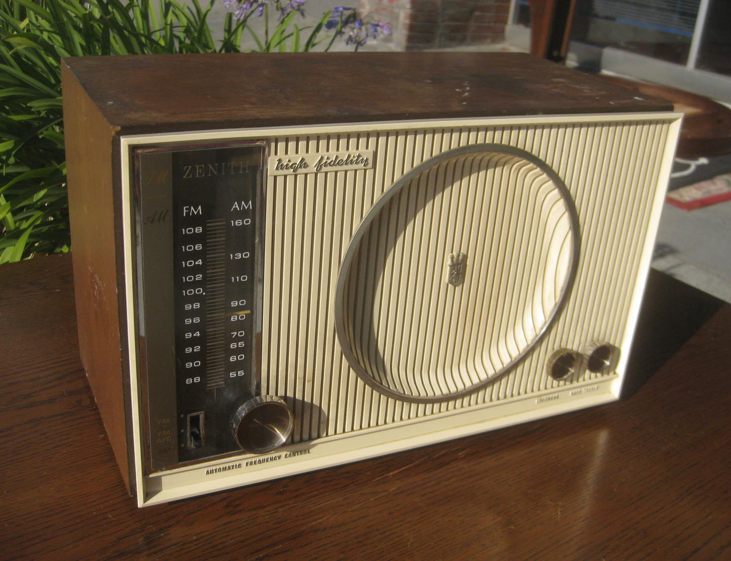 UHURU FURNITURE & COLLECTIBLES SOLD 1960s High Fidelity Zenith AM/FM