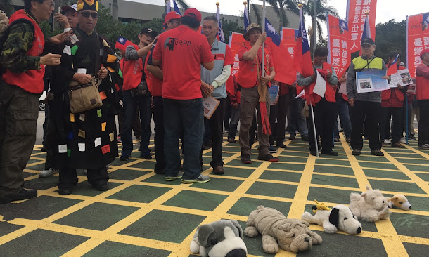 數十名「台灣退伍軍人權益保障協會」老兵11日前往國防部抗議年金改革黑箱作業。 數十名「台灣退伍軍人權益保障協會」老兵11日前往國防部抗議年金改革黑箱作業。