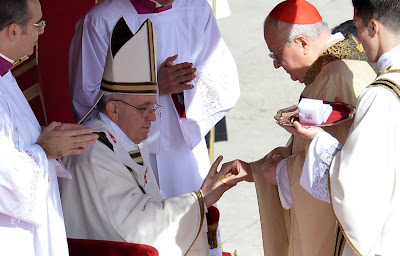 El Papa recibe el Palio y el Anillo del Pescador