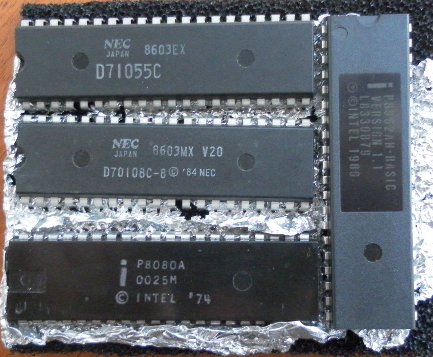 [Image: Intel-vs-NEC_chips_001.jpg]