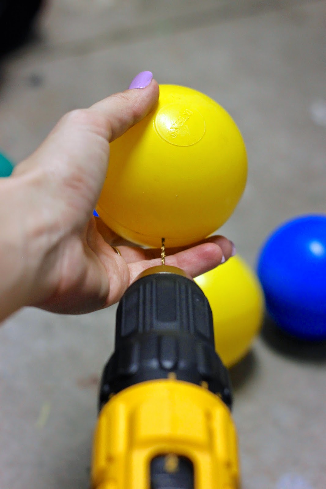 Hooray Plastic Ball Garland Howto!