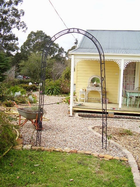 mariondee-designs: and one more garden arch.. this time in the front..
