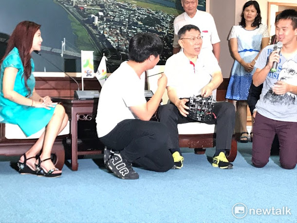 台北市長柯文哲今(11)日下午在北市府市長貴賓室接見機器人世界盃選手。 台北市長柯文哲今(11)日下午在北市府市長貴賓室接見機器人世界盃選手。