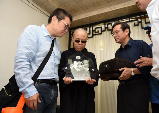 劉霞手持劉曉波的遺照(瀋陽市政府提供) 劉霞手持劉曉波的遺照(瀋陽市政府提供)