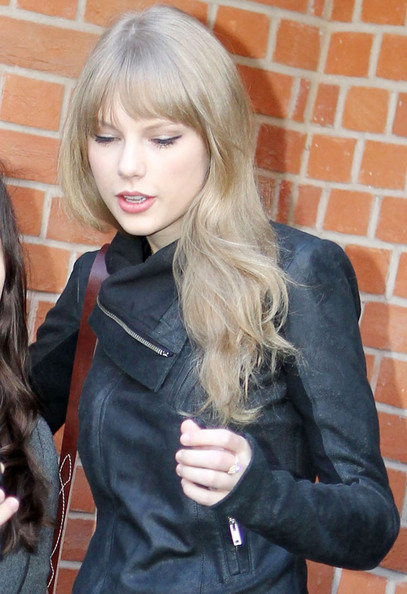 Hairstyle Photo Taylor Swift Long Wavy Cut With Bangs Hairstyles