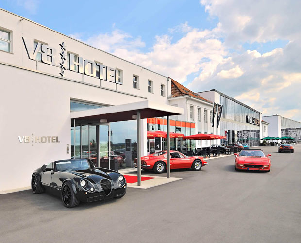 Passion For Luxury V8 Car Hotel Stuttgart
