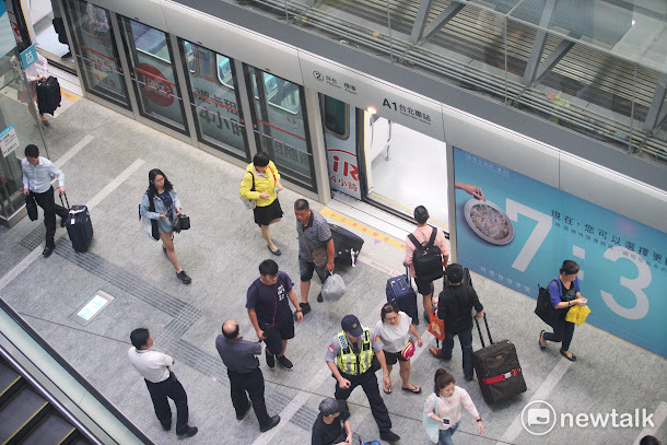 桃園市長鄭文燦(中)今(2)日下午出席機捷啟動運量千萬記者會。 桃園市長鄭文燦(中)今(2)日下午出席機捷啟動運量千萬記者會。