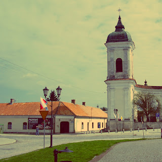 (Po lewej, obok kościoła Św. Trójcy) Alumnat wojskowy,  pierwszy w Polsce dom żołnierzy-weteranów,  z lat 1634–1638, obecnie dom wycieczkowy.