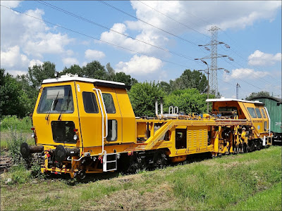 Podbijarka torowa MD07-32 NR 1942 na bocznicy przy ulicy Tunelowej