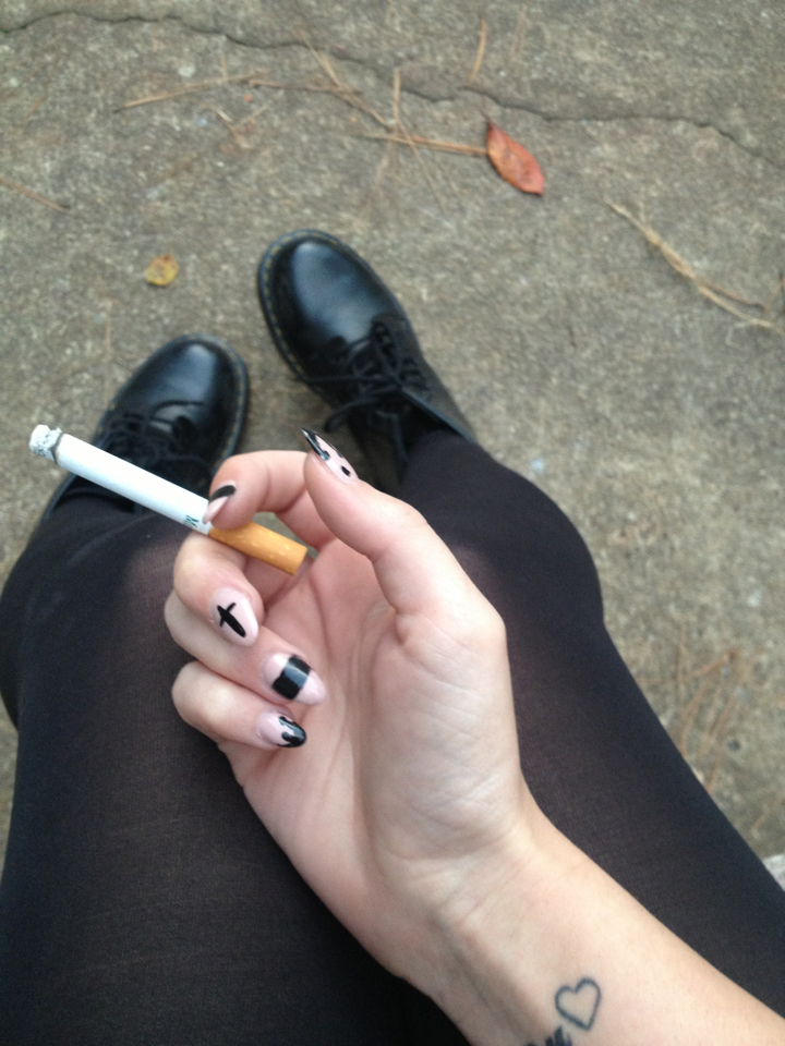 Сигарета В Руке Девушки Ночью Фото