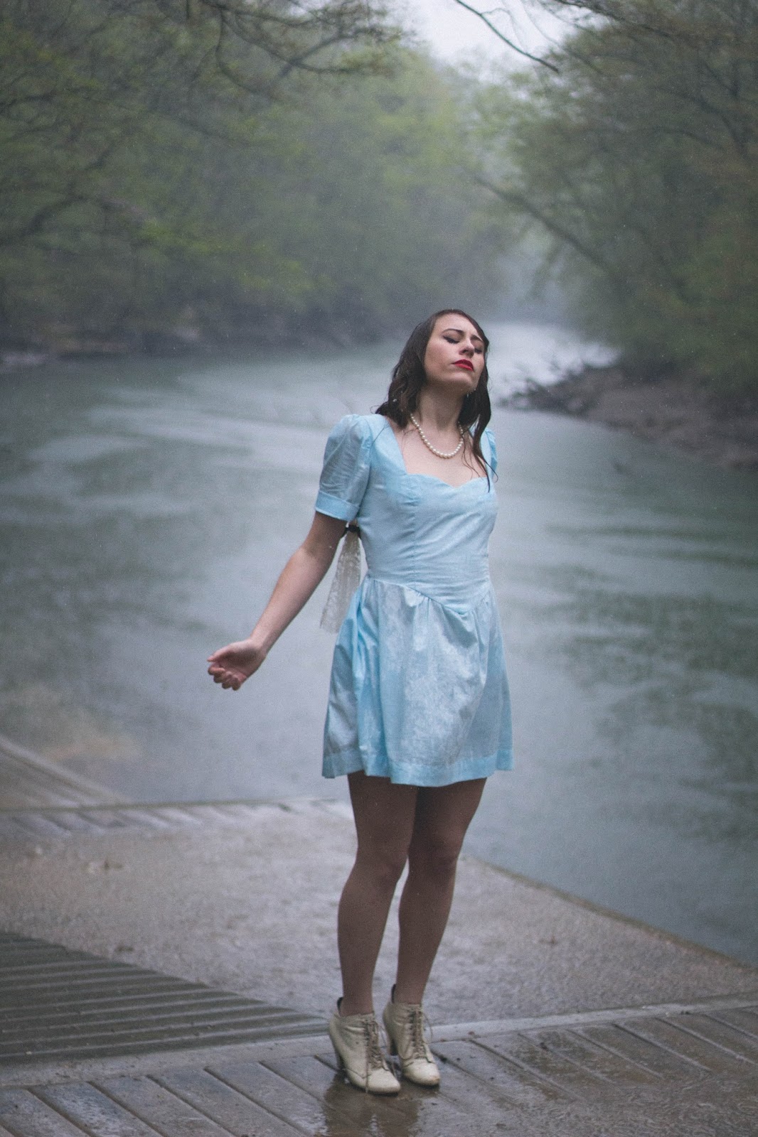 Vintage, style, retro, the notebook, allie hamilton, costume design, fashion blogger, feminine, girly, 1940s style, pretty, classic style, taylor swift style, outfit, red lips, rain photography, vintage pictures