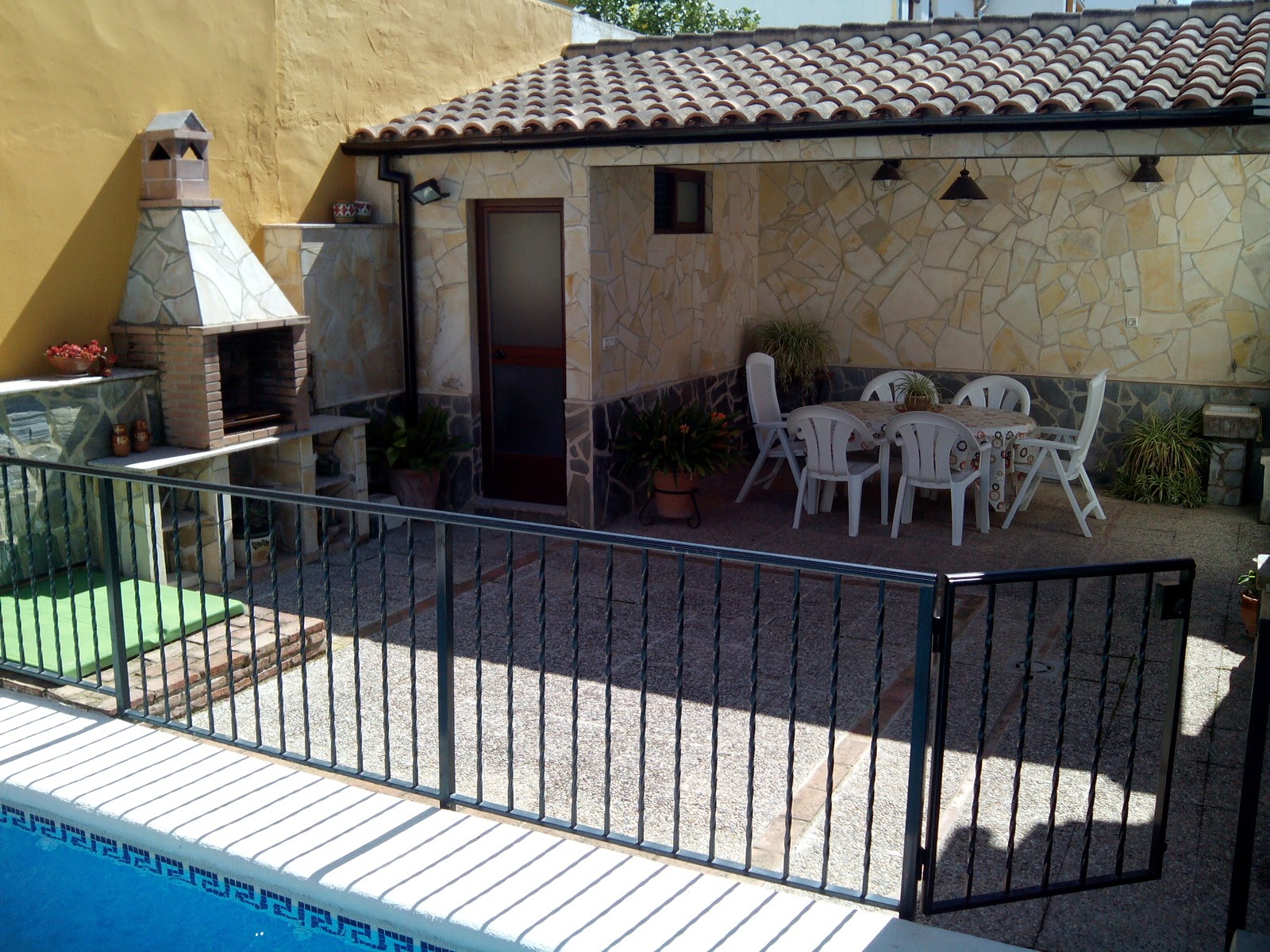 Casa Sierra de Cádiz : PATIO PISCINA SOLÁRIUM PORCHE BARBACOA!!!!!