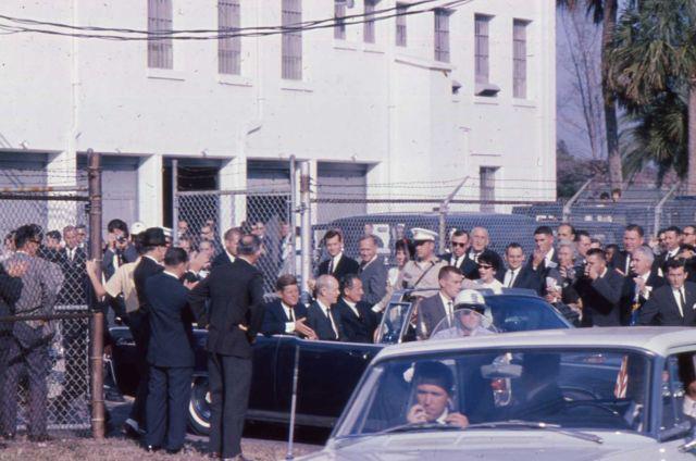 11/18/63 Tampa, FL: Agents Lawton and Zboril near rear of limo; SAs Tim Mcintyre and GLEN BENNETT