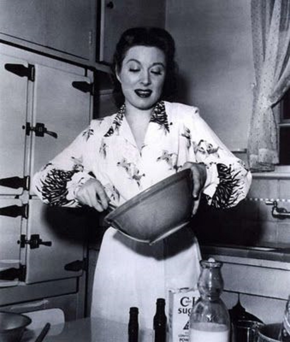 Greer Garson in the kitchen