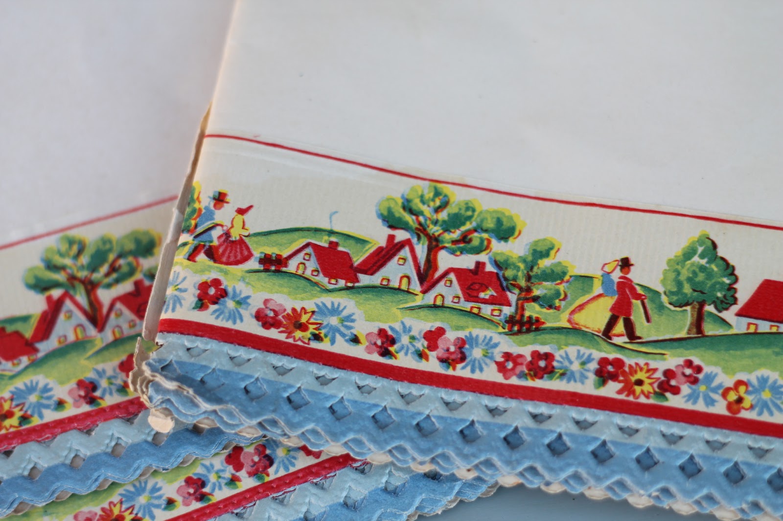 Walrus Vintage Shelf Paper with Decorative Edge Set of 3