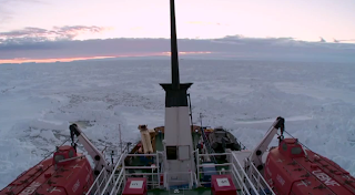 20131230-Akademik-Shokalskiy-surrounded-