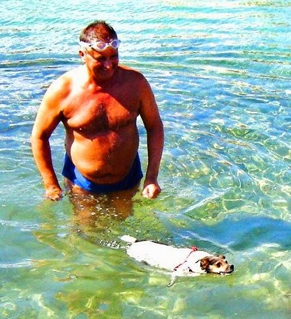 Majorka - kąpiel w morzu z sunią Faksi
