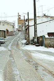 Pueblo nevado. La calle El Puente.