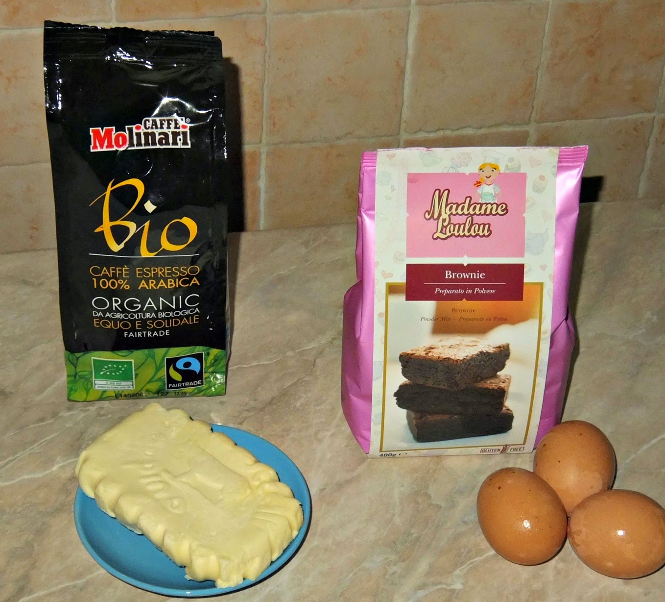 Stelle di brownies al caffè con meringhe