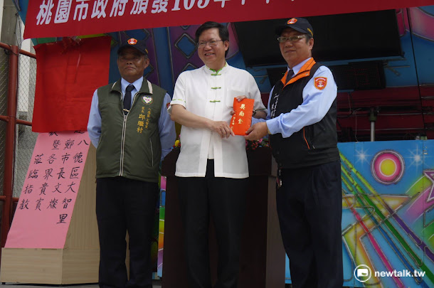 今日下午桃園市長鄭文燦前往八德社區守望相助隊參加頒獎暨揭牌儀式;也多次提起昨日在立法院外被攻擊之事。 今日下午桃園市長鄭文燦前往八德社區守望相助隊參加頒獎暨揭牌儀式;也多次提起昨日在立法院外被攻擊之事。