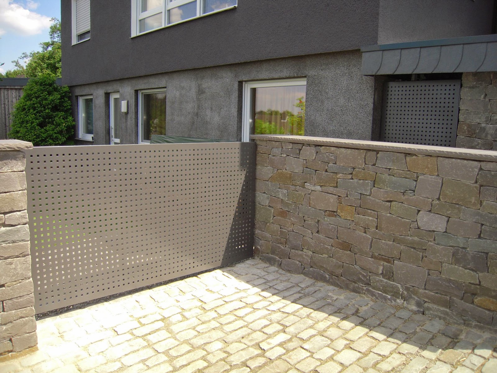 Frobel Metallbau Toranlage Aus Aluminium Mit Lochblech Db703