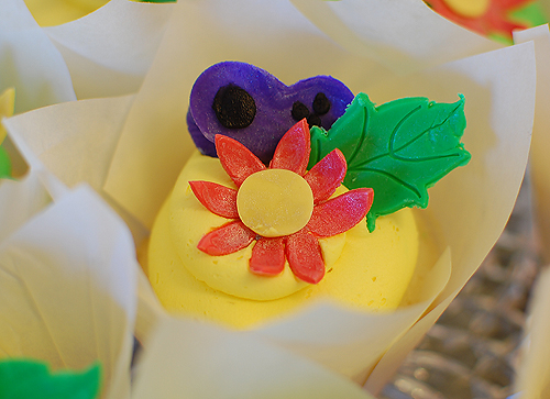 SugarSong Custom Cakes: It s Coming up Cupcakes