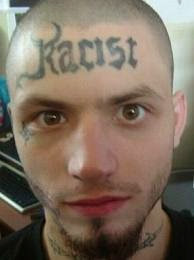 se tatua racista en la frente