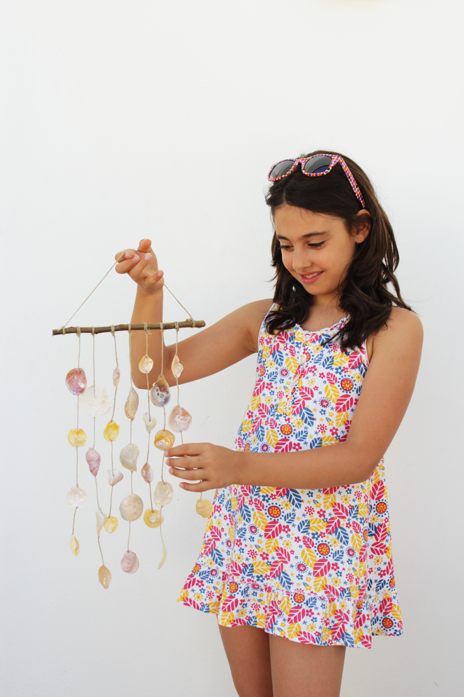 http://curlymade.blogspot.pt/2014/09/diy-seashell-wind-chime-goodbye-summer.html