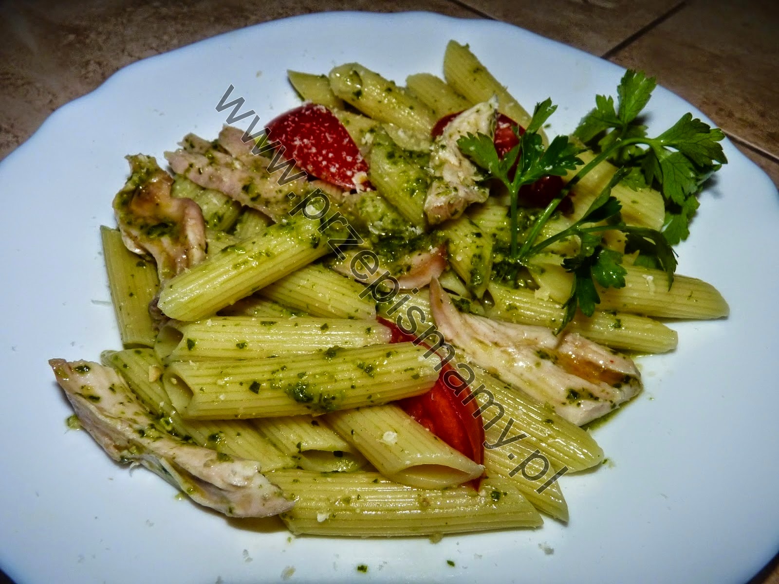 Kurczak z makaronem w sosie pesto