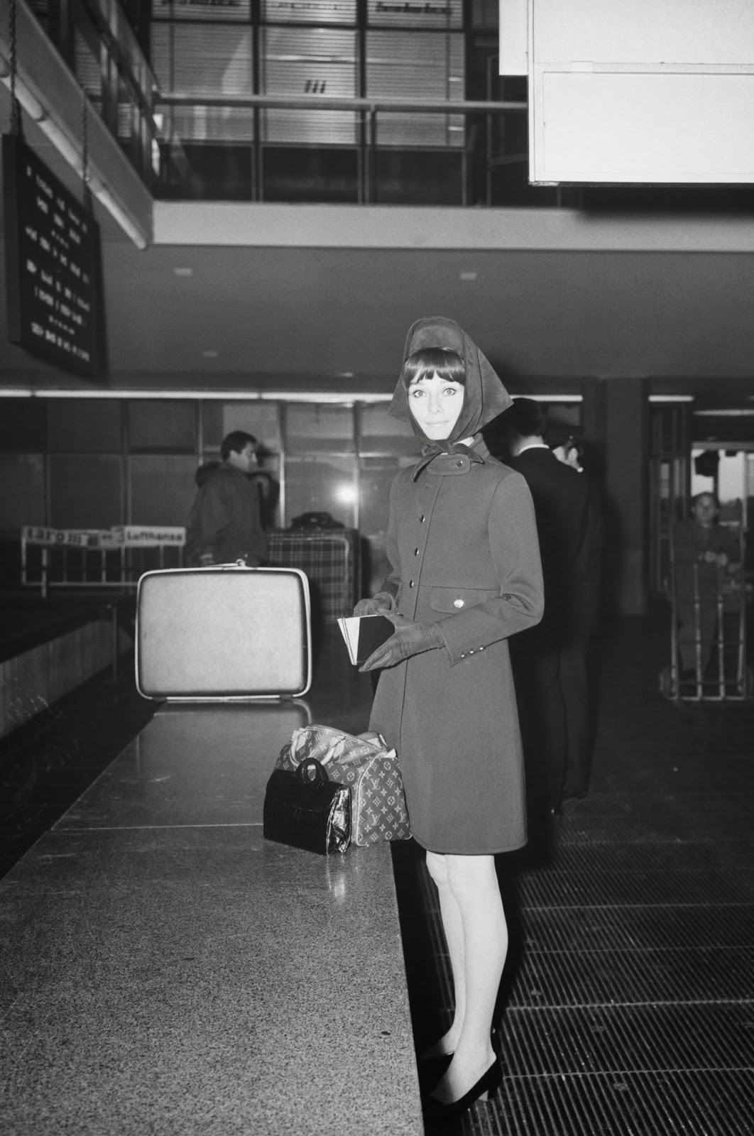Audrey-Hepburn-1968-Rome-Airport
