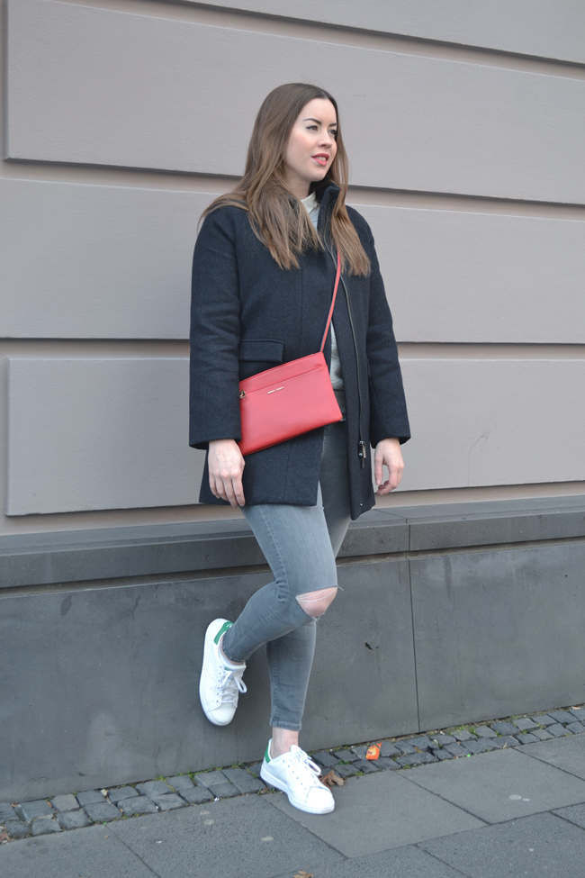 Lässiger Citylook zur Neu-Eröffnung des Super Store Cologne lässiger Citylook, Super Store Cologne, rote Umhängetasche