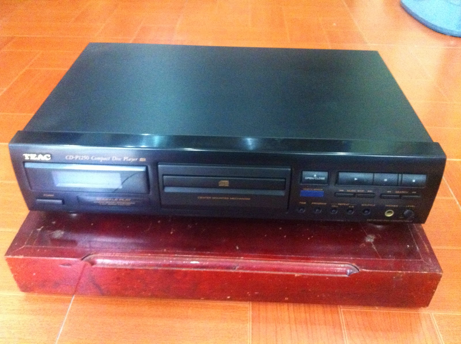 Mặt trước đầu CD - Teac P1250 Mặt trước đầu CD - Teac P1250