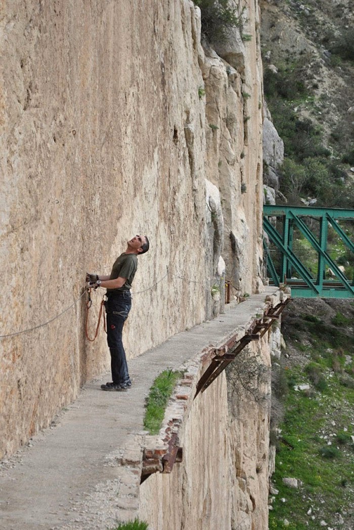 The walkway is over 1.8 miles (3 kilometers) long. The walkway is over 1.8 miles (3 kilometers) long.
