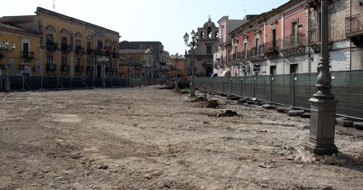 S i M p A t iC a M e N t E i N s I e M E la piazza di Lentini