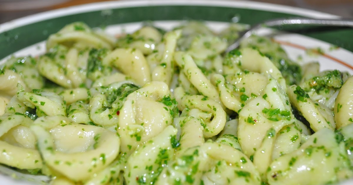 Orecchiette con Pesto di Rucola e Mandorle