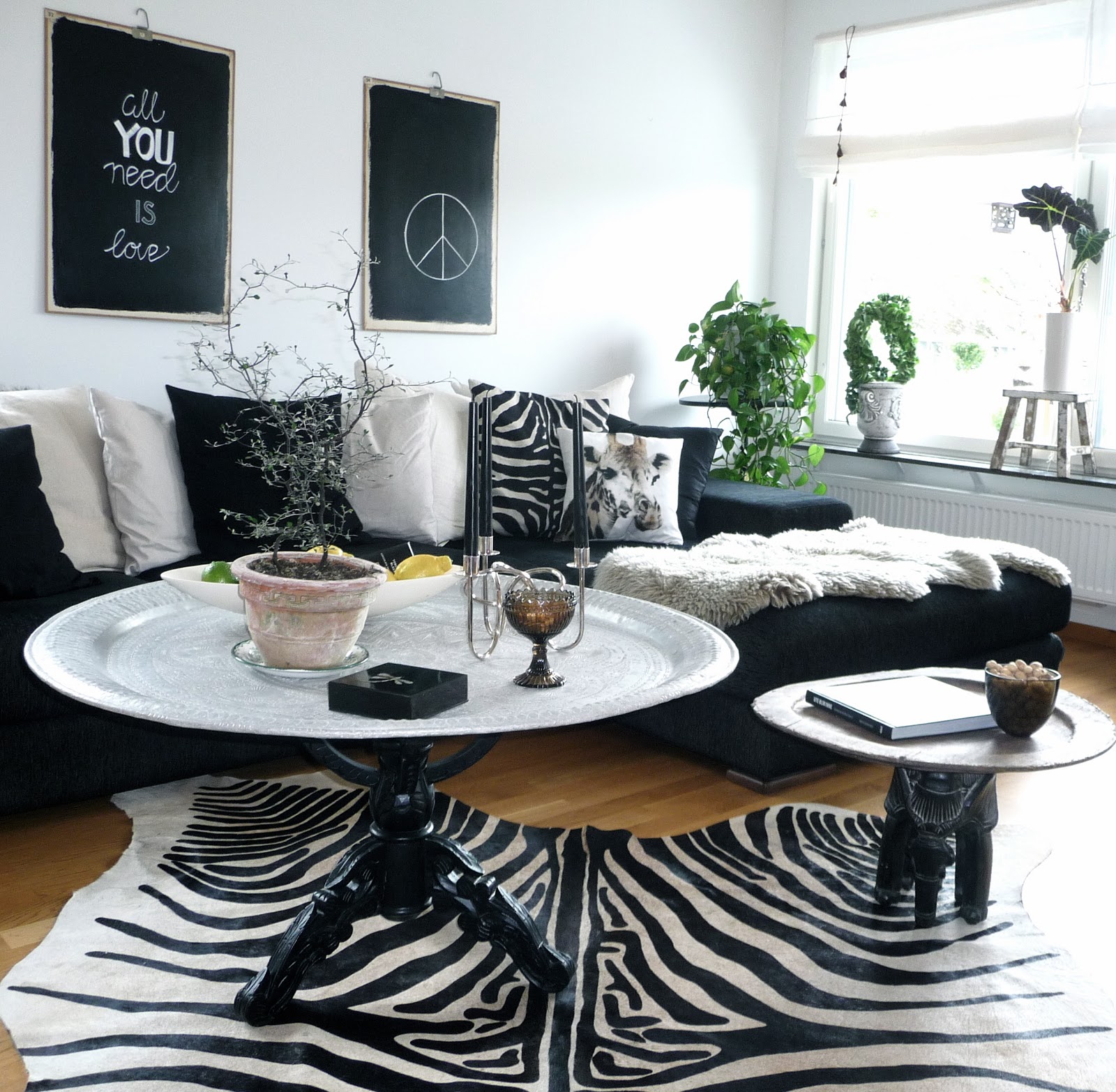 Njutbara ting: småbord i vardagsrummet