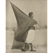 Mujer con bandera, México, hacia 1928 (url)