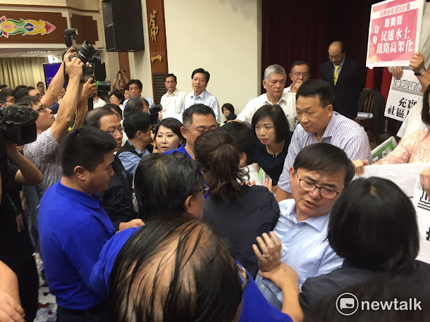 雖然會議進行到下午,但藍綠仍爭執不休,數度爆發肢體衝突,變更為最後面質詢的時代力量黨團仍然像在「罰站」一樣,無法質詢主計長朱澤民、衛福部長陳時中、教育部長潘文忠等部會首長,時代力量立委洪慈庸罕見地動怒,怒斥「我們正在審預算,你們咧!」、「你們的方式,你們認為是對的嗎?」、「去密室協商的不是你們嗎!」 雖然會議進行到下午,但藍綠仍爭執不休,數度爆發肢體衝突,變更為最後面質詢的時代力量黨團仍然像在「罰站」一樣,無法質詢主計長朱澤民、衛福部長陳時中、教育部長潘文忠等部會首長,時代力量立委洪慈庸罕見地動怒,怒斥「我們正在審預算,你們咧!」、「你們的方式,你們認為是對的嗎?」、「去密室協商的不是你們嗎!」