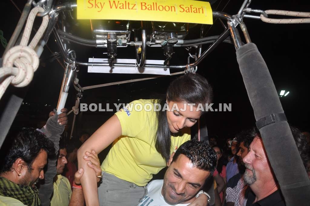 asin in yellow top in hot air balloon1 - Housefull 2 hot air balloon Promotion pics