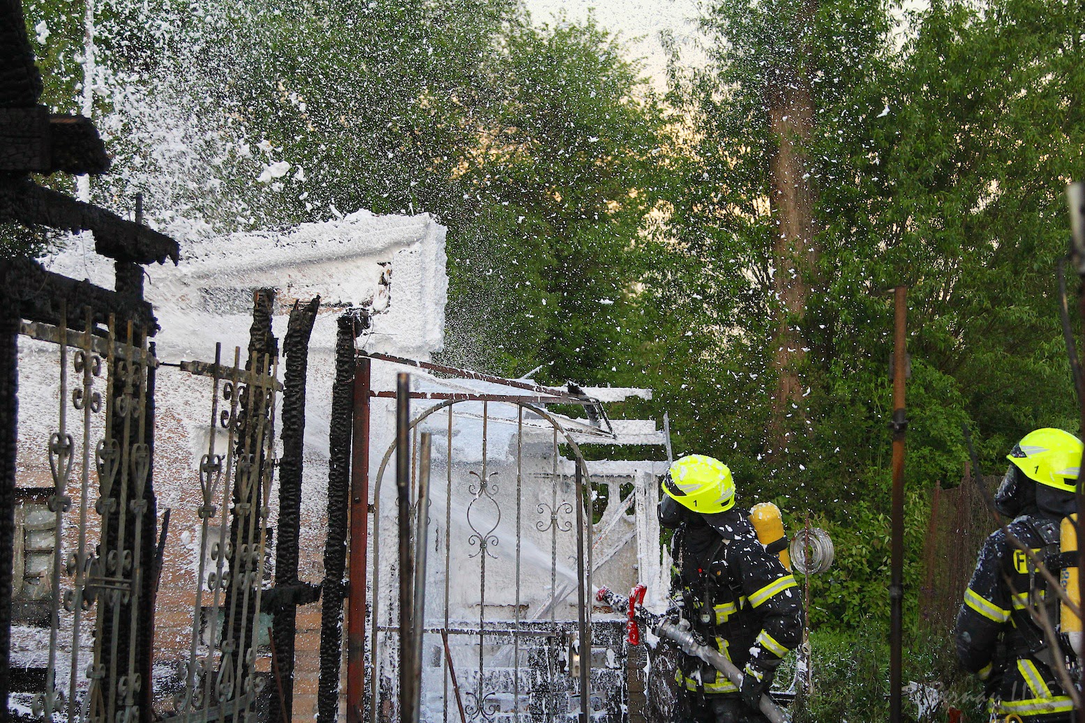Bernau: Grosseinsatz der Feuerwehr - Bungalow Brand... 44 Bernau LIVE - Dein Stadtmagazin für Bernau bei Berlin