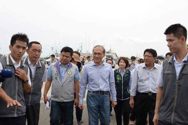行政院長林全今(22)日前往屏東東港鹽埔漁港視察,了解觀光鐵道及漁港建設客貨運碼頭相關規劃。 行政院長林全今(22)日前往屏東東港鹽埔漁港視察,了解觀光鐵道及漁港建設客貨運碼頭相關規劃。