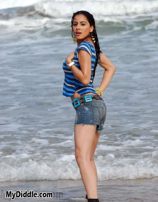 Celeb Ads: Shraddha Arya Hot Bikini Beach Pics - Chevrolet Beatz Model - FamousCelebrityPicture.com - Famous Celebrity Picture 