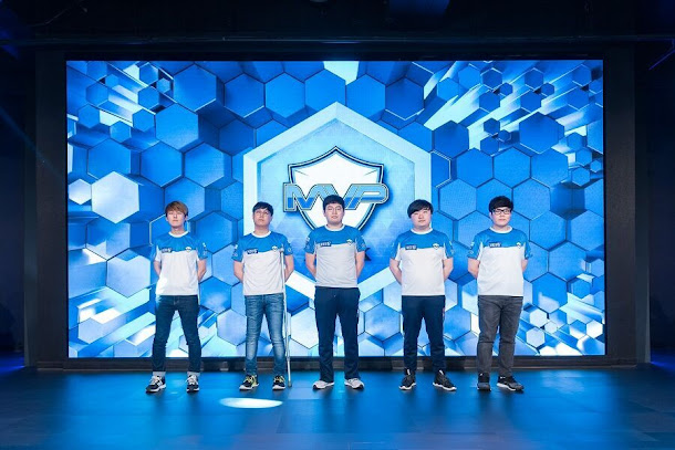 八強賽第一場由韓國第一種子MVP Black對上東南亞DeadlyKittens,MVP Black隨著強烈攻勢取得優勝確定晉級四強。而DeadlyKittens將還有敗部復活賽的機會能夠重新翻身。 八強賽第一場由韓國第一種子MVP Black對上東南亞DeadlyKittens,MVP Black隨著強烈攻勢取得優勝確定晉級四強。而DeadlyKittens將還有敗部復活賽的機會能夠重新翻身。
