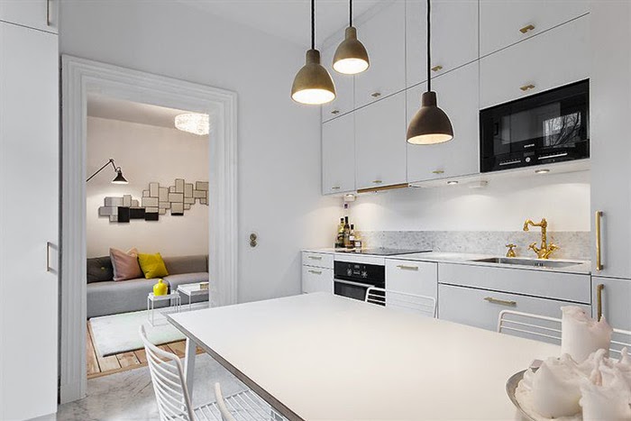 Studio karin: modernt kÃk i vitt mÃssing och marmor