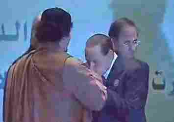Gheddafi Berlusconi Baciamano