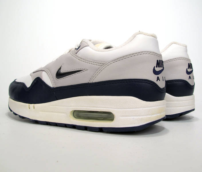 nike air vapormax black and red